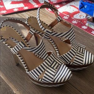 Gianni Bini Navy and white high heels